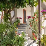 Vera's Bed & Breakfast 3*